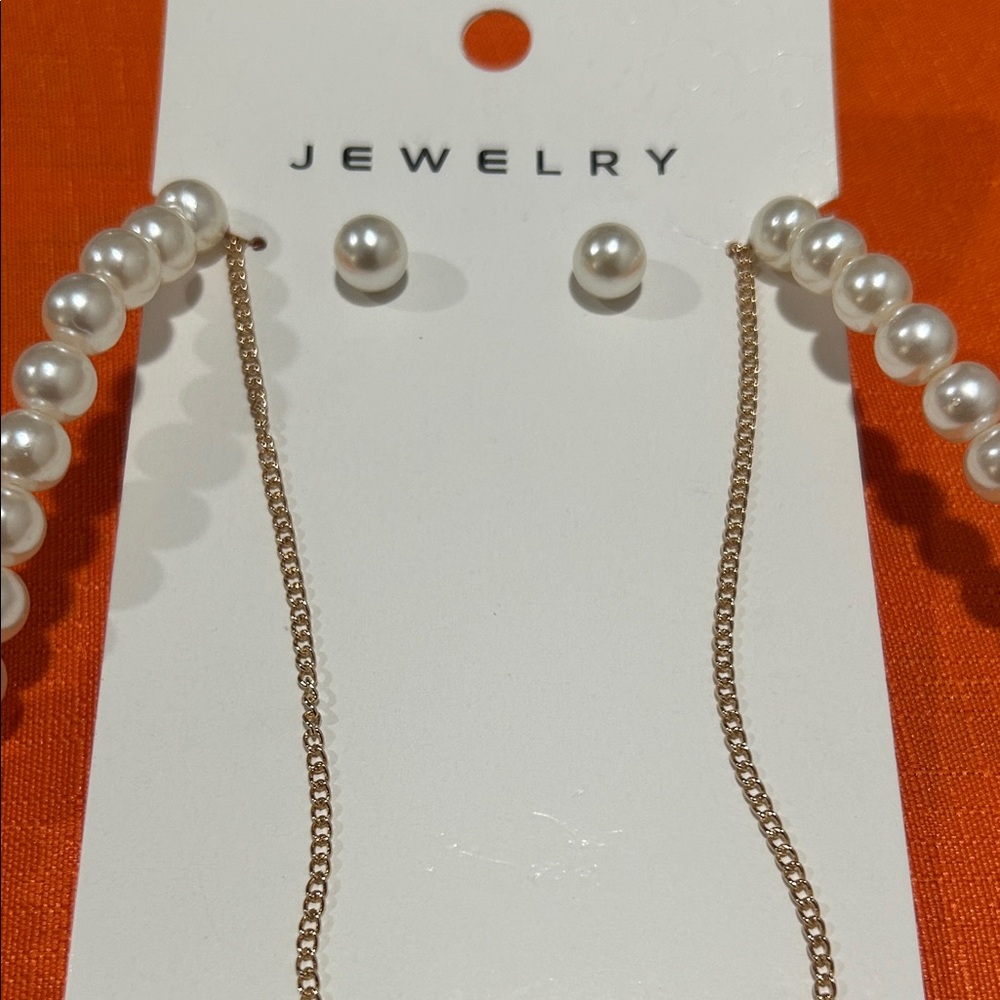 Elegant Pearl and Gold Necklace Set - Picture 6 of 6